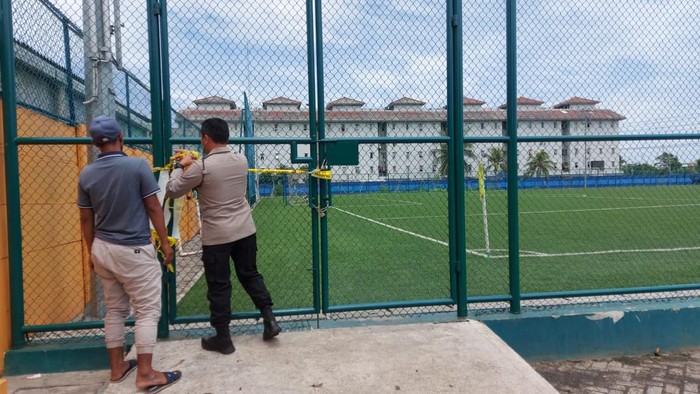 Polisi lepas police line di Lapangan Ingub Muara Angke (Dok. Polsek Sunda Kelapa)