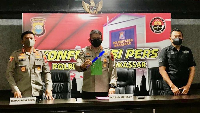 Polisi menunjukkan alat bukti kasus KDRT di Makassar.
