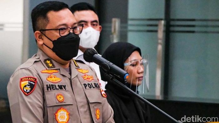 Kasatgas Pangan Polri Irjen Helmy Santika menjamin ketersediaan pangan aman. Dia pun meminta masyarakat tidak panik dan membeli barang pangan secukupnya dalam konferensi pers di Mabes Polri, Jakarta Selatan, Kamis (24/2/2022).