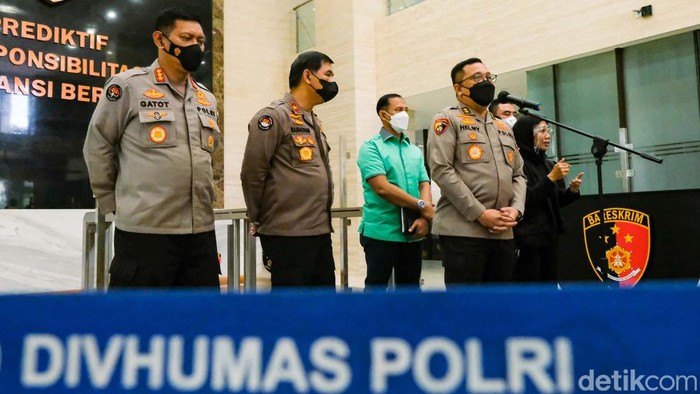 Polri Jamin Stok Pangan Aman Jelang Ramadhan Kasatgas Pangan Polri Irjen Helmy Santika menjamin ketersediaan pangan aman. Dia pun meminta masyarakat tidak panik dan membeli barang pangan secukupnya dalam konferensi pers di Mabes Polri, Jakarta Selatan, Kamis (24/2/2022).