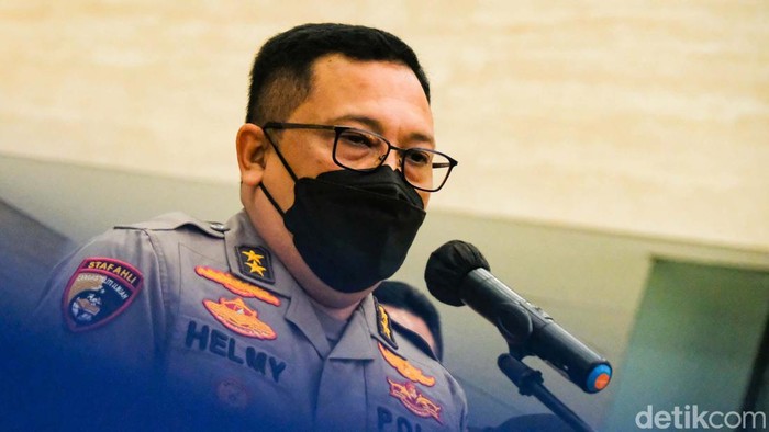 Kasatgas Pangan Polri Irjen Helmy Santika menjamin ketersediaan pangan aman. Dia pun meminta masyarakat tidak panik dan membeli barang pangan secukupnya dalam konferensi pers di Mabes Polri, Jakarta Selatan, Kamis (24/2/2022).