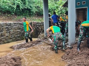 Pasukan Tengkorak Putih Diterjunkan Bantu Warga Terdampak Banjir Bandang