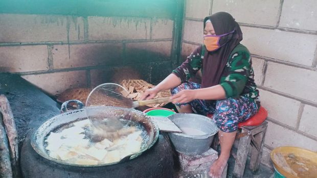 Produsen keripik tempe Ngawi terdampak minyak goreng langka