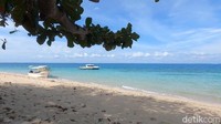 Pulau Ketawai sendiri tidak cukup besar, sehingga wisatawan bisa mengelilingi pulau dengan berjalan kaki dan disuguhkan pemandangan hamparan laut biru yang indah dan bersih.  Foto: Deni Wahyono/detikcom