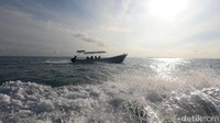 Untuk menikmati keindahan Pulau Ketawai, wisatawan harus menempuh perjalanan sekitar 30 menit dari pusat kota Pangkalpinang menuju dermaga Tempat Pendaratan Ikan (TPI) Desa Kurau. Dilanjutkan perjalanan laut menggunakan kapal speed boat dari dermaga dengan membayar ongkos sekitar Rp 400 ribu hingga Rp 1 juta untuk satu rombongan. Foto: Deni Wahyono/detikcom