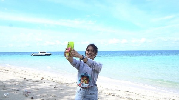Setelah 30 menit menempuh perjalanan, wisatawan akan disambut hamparan Pantai Ketawai yang mengelilingi Pulau Ketawai. Foto: Deni Wahyono/detikcom