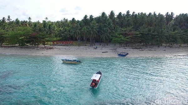 Traveler juga bisa melakukan snorkeling untuk melihat keindahan bawah laut Pulau Ketawai. Foto: Deni Wahyono/detikcom