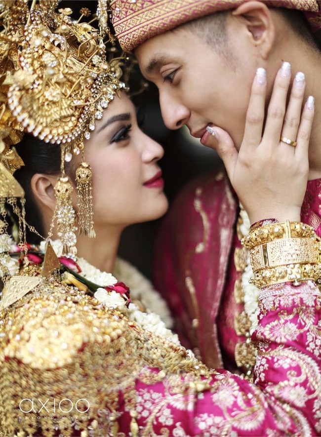 Pada 21 Mei 2016, Putri Titian dan Junior Liem menikah dengan adat Palembang. Sang mempelai wanita tampil cantik dalam balutan busana pengantin adat Palembang bernuansa merah-emas. Foto: Instagram/@putrititian @axioo