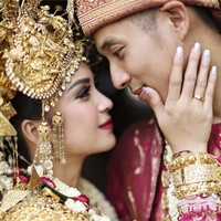 Pada 21 Mei 2016, Putri Titian dan Junior Liem menikah dengan adat Palembang. Sang mempelai wanita tampil cantik dalam balutan busana pengantin adat Palembang bernuansa merah-emas. Foto: Instagram/@putrititian @axioo