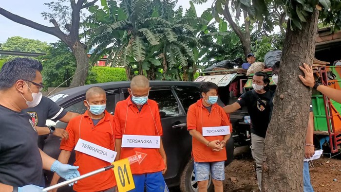 Rekonstruksi pembunuhan chef Fiky di TPU Chober Ulujami, Jaksel, Kamis (24/2/2022).