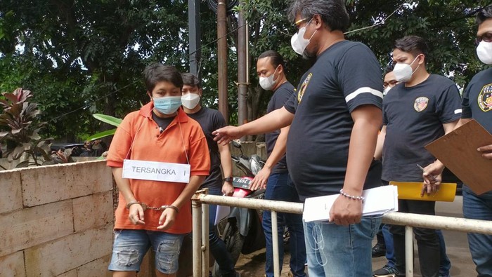 Rekonstruksi pembunuhan di TPU Chober Ulujami, Pesanggrahan, Jakarta Selatan