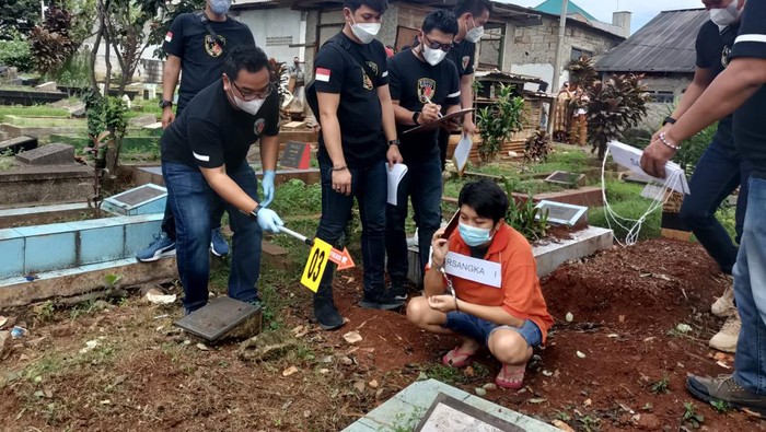 Rekonstruksi pembunuhan di TPU Chober Ulujami, Pesanggrahan, Jakarta Selatan