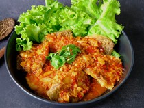 3 Resep Ikan Goreng Bumbu Cabe yang Renyah Pedas, Cocok Jadi Lauk Nasi