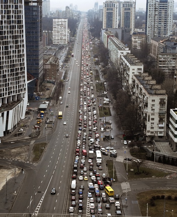 Ribuan mobil meninggalkan Kiev setelah Rusia memulai operasi militer ke Ukraina Traffic jams are seen as people leave the city of Kyiv, Ukraine, Thursday, Feb. 24, 2022. Russian President Vladimir Putin on Thursday announced a military operation in Ukraine and warned other countries that any attempt to interfere with the Russian action would lead to
