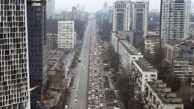 Potret Ribuan Mobil Tinggalkan Kiev Usai Serangan Rusia ke Ukraina