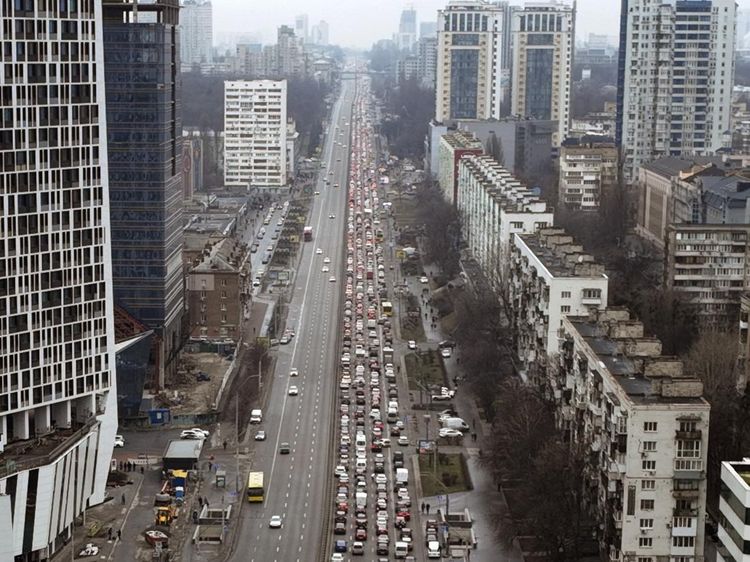 Potret Ribuan Mobil Tinggalkan Kiev Usai Serangan Rusia ke Ukraina