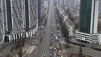 Warga Kiev meninggalkan kota tersebut setelah Presiden Rusia Vladimir Putin menyatakan memulai operasi militer ke Ukraina. Ribuan kendaraan berbaris meninggalkan Kiev. Foto: AP/Emilio Morenatti