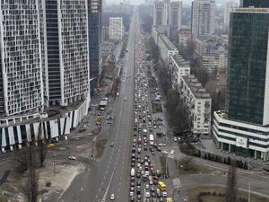 Penampakan Warga Ukraina Berbondong-bondong Keluar dari Ibu Kota Kiev