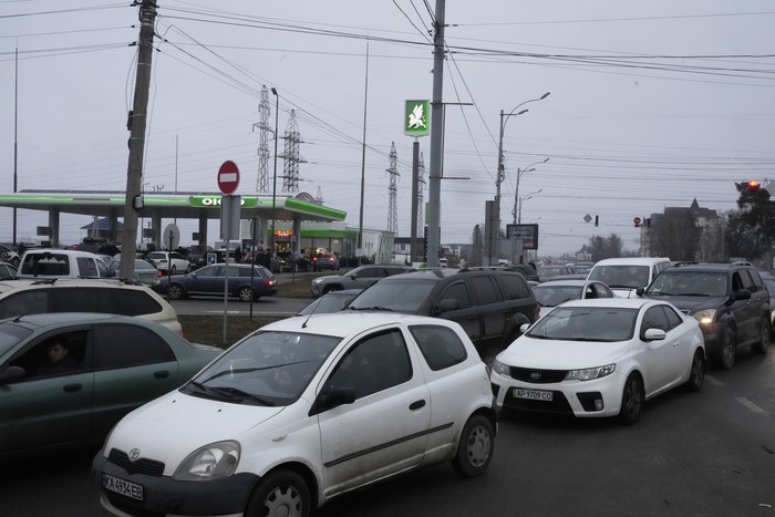 Ribuan mobil meninggalkan Kiev setelah Rusia memulai operasi militer ke Ukraina Traffic jams are seen as people leave the city of Kyiv, Ukraine, Thursday, Feb. 24, 2022. Russian President Vladimir Putin on Thursday announced a military operation in Ukraine and warned other countries that any attempt to interfere with the Russian action would lead to