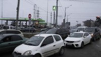Antrean kendaraan mengular pada salah satu ruas jalan di Kiev. (AP/Emilio Morenatti)