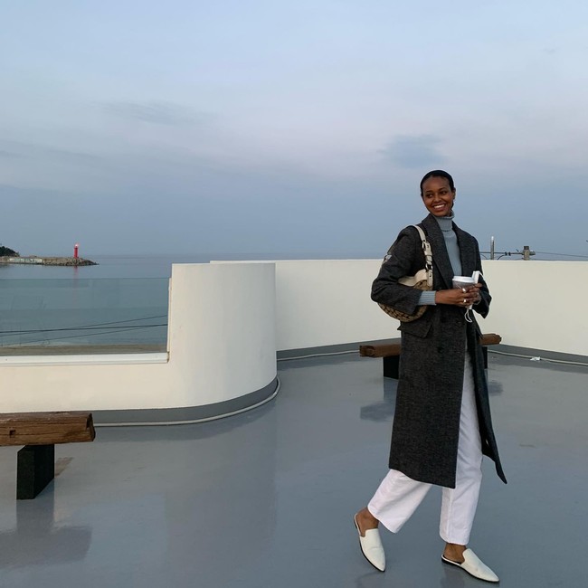 Hal lain yang juga sering menjadi tantangannya selama jadi model di Korea adalah makeup. Model di bawah Shinhwasa Entertainment itu mengaku belum ada makeup artist yang benar-benar tahu cara merias wajahnya sesuai warna kulit. Meski begitu, Ridwan tidak patah semangat dalam meneruskan kariernya di sana hingga bekerja untuk brand-brand terkenal, seperti Samsung, Uniqlo, dan Innisfree.Foto: Instagram @ridwanibrahim