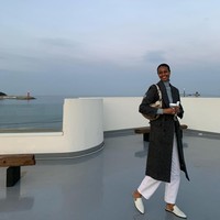 Hal lain yang juga sering menjadi tantangannya selama jadi model di Korea adalah makeup. Model di bawah Shinhwasa Entertainment itu mengaku belum ada makeup artist yang benar-benar tahu cara merias wajahnya sesuai warna kulit. Meski begitu, Ridwan tidak patah semangat dalam meneruskan kariernya di sana hingga bekerja untuk brand-brand terkenal, seperti Samsung, Uniqlo, dan Innisfree.Foto: Instagram @ridwanibrahim