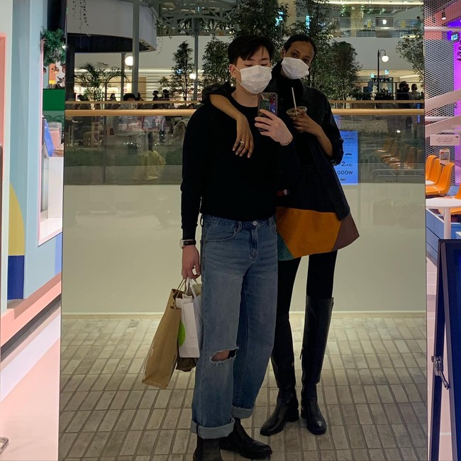 Sayangnya setelah bekerja kantoran di Seoul, ia malah merasa kehidupan itu tidak cocok untukknya. Ketika itu, salah satu temannya yang seorang fotografer menawarkan untuk dibuatkan portofolio.Foto: Instagram @ridwanibrahim