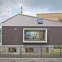 Inilah rumah mungil yang dijuluki rumah ramping. Rumah ini menurut situs archdaily merupakan karya arsietk Mizuishi Architect Atelier. Rumah ini memiliki bentuk unik karena dibangun di atas lahan segitiga. Foto: Dok. ArchDaily.com/Fotografer Hiroshi Tanigawa