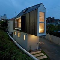 Seperti ini penampakan rumah ramping di malam hari. Meskipun mungil, bagian dalamnya tetap hadir lengkap memenuhi kebutuhan penghuninya. Foto: Dok. ArchDaily.com/Fotografer Hiroshi Tanigawa