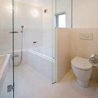 Kamar mandi di rumah ramping ini terkesan luas meskipun ada bathtub di dalamnya karena warna putih yang dihadirkan. Foto: Dok. ArchDaily.com/Fotografer Hiroshi Tanigawa