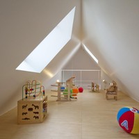 Area bermain dihadirkan minimalis dengan dua jendela besar yang pemandangannya mengarah ke sungai yang ada di dekat area rumah. Foto: Dok. ArchDaily.com/Fotografer Hiroshi Tanigawa