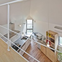 Meskipun mungil dan ramping, rumah ini memiliki ruangan bermain untuk anak. Ruangan bermain berada di lantai mezzanine di lantai dua. Foto: Dok. ArchDaily.com/Fotografer Hiroshi Tanigawa