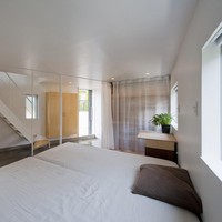 Dan inilah kamar tidur di rumah ramping. Kamar tidur berada di lantai satu rumah. Foto: Dok. ArchDaily.com/Fotografer Hiroshi Tanigawa