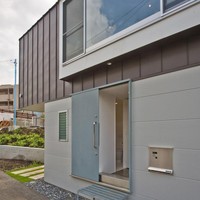 Rumah ramping ini ditinggali oleh sepasang suami istri yang memiliki seorang anak perempuan. Rumah ini terdiri dari dua lantai. Pintu utama rumah dibuat dengan model geser. Foto: Dok. ArchDaily.com/Fotografer Hiroshi Tanigawa