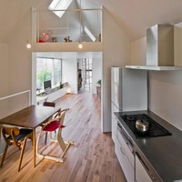 Pada lantai dua rumah ada juga ruang makan dan dapur. Karena lahan yang terbatas, kursi makan pun disesuaikan jumlahnya dengan jumlah orang di dalam rumah. Foto: Dok. ArchDaily.com/Fotografer Hiroshi Tanigawa