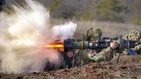 Ribuan senjata Nlaw, yang dirancang untuk menghancurkan tank dengan satu tembakan, juga telah dipasok ke Ukraina. Senjata tersebut dianggap sangat penting dalam menghentikan gerak maju pasukan Rusia di Kyiv dalam hari-hari setelah invasi. AP Photo