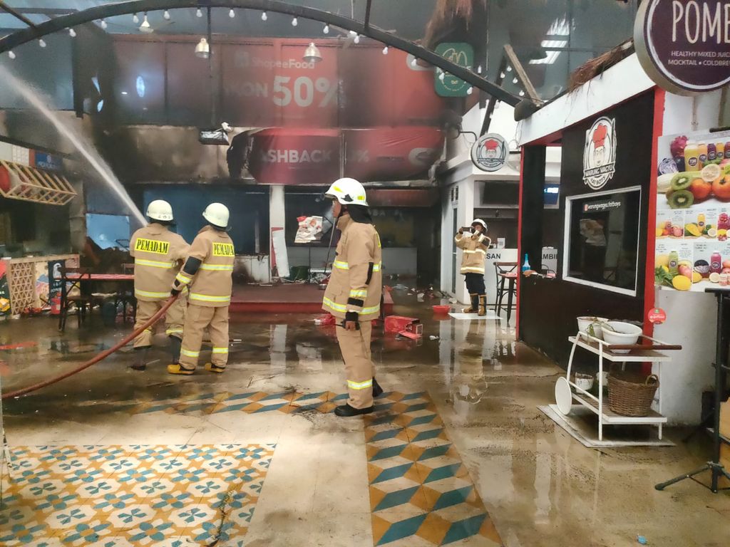 Sebuah restoran di Sunter, Tanjung Priok, Jakarta Utara (Jakut), terbakar. Kebakaran ini mengakibatkan kerugian sekitar Rp 400 juta (dok Sudin Gulkarmat Jakut)