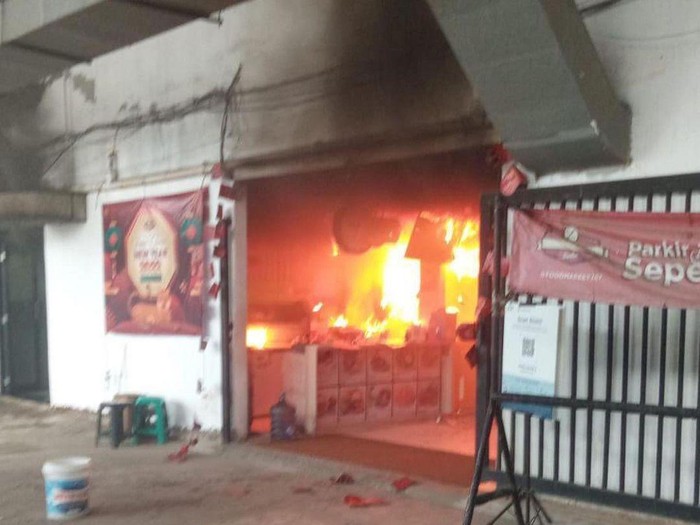 Sebuah restoran di Sunter, Tanjung Priok, Jakarta Utara (Jakut), terbakar. Kebakaran ini mengakibatkan kerugian sekitar Rp 400 juta (Instagram @humasjakfire)