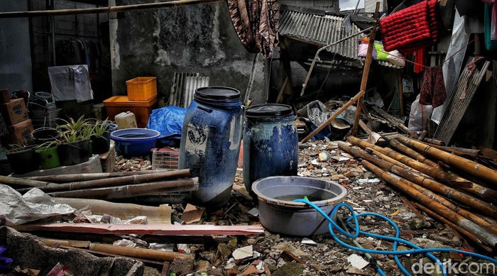 Sejumlah warga beraktivitas di kawasan Blok Eceng RW 22, Muara Angke, Jakarta Utara, Rabu (23/2).