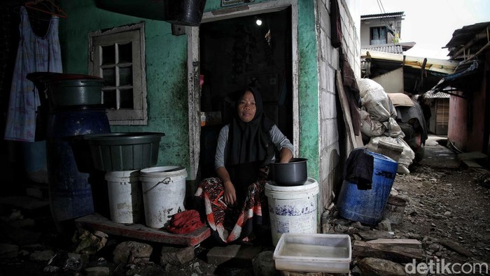 Sejak 1980, Kampung di Jakut Ini Tidak Pernah Dapat Air Bersih Sejumlah warga beraktivitas di kawasan Blok Eceng RW 22, Muara Angke, Jakarta Utara, Rabu (23/2).