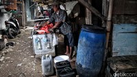 Sejak dahulu kampung ini tidak mendapatkan fasilitas air bersih dari pemerintah, sehingga warga disana harus selalu membeli air pikul setiap harinya.  