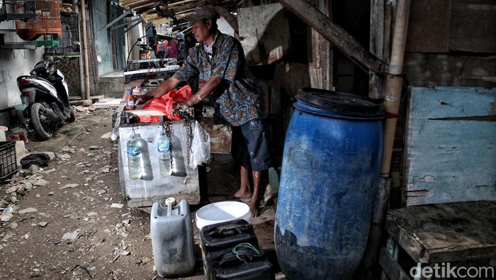 Sejak 1980, Kampung di Jakut Ini Tidak Pernah Dapat Air Bersih Sejumlah warga beraktivitas di kawasan Blok Eceng RW 22, Muara Angke, Jakarta Utara, Rabu (23/2).