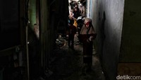 Apalagi mayoritas warga yang tinggal disana adalah nelayan yang pendapatanya tidak menentu setiap bulannya, sehingga hal itu memberatkan warga yang tinggal disana.  