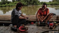 Bantuan tersebut diberikan kepada warga guna dijadikan tempat mencuci tangan bagi warga di pemukiman itu. Tetapi menurut salah satu tokoh masyarakat disana,  pemberian air bersih dari PAM Jaya itu kontraknya hanya sampai 2 bulan saja.  