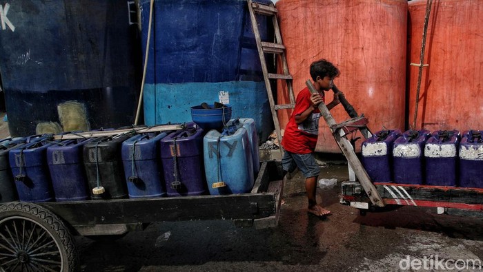 Sejumlah warga beraktivitas di kawasan Blok Eceng RW 22, Muara Angke, Jakarta Utara, Rabu (23/2).