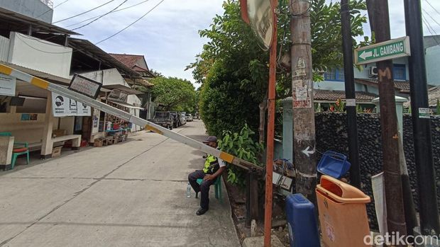 Seorang petugas PPSU diserang komplotan begal hingga terluka di Kelapa Gading, Jakut. Begini kondisi di lokasi. (Wildan N/detikcom) Seorang petugas PPSU diserang komplotan begal hingga terluka di Kelapa Gading, Jakut. Begini kondisi di lokasi. (Wildan N/detikcom)