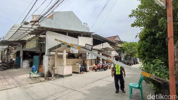 Seorang petugas PPSU diserang komplotan begal hingga terluka di Kelapa Gading, Jakut. Begini kondisi di lokasi. (Wildan N/detikcom) Seorang petugas PPSU diserang komplotan begal hingga terluka di Kelapa Gading, Jakut. Begini kondisi di lokasi. (Wildan N/detikcom)