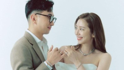 Senyum Bahagia Son Dam Bi Usai Resmi Menikah