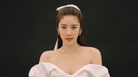 Son Dam Bi tampil cantik dengan gaun pengantin putih. Foto: (dok. ist)