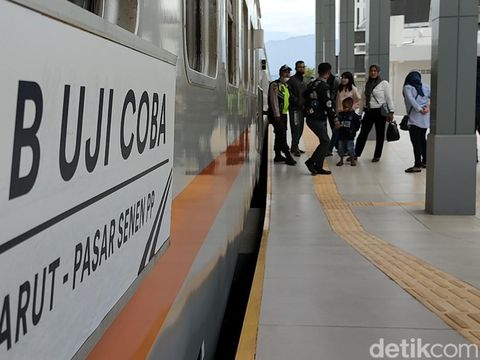 Suasana warga saat ikut uji coba Kereta Garut-Cibatu.